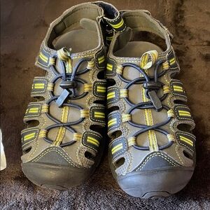 Khombu Kids Sandals - Black and Yellow